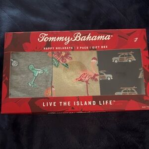Tommy Bahama
3-Pack Assorted
Crew Socks Gift Box